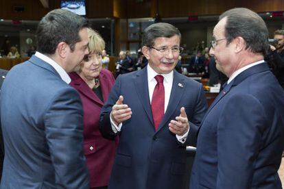 El primer ministro turco, Ahmet Davutoglu, charla con Fran&ccedil;ois Hollande (derecha), Alexis Tsipras (izquierda) y Angela Merkel.