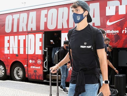 João Félix, a la llegada del Atletico de Madrid al hotel de concentración en Lisboa. / EFE