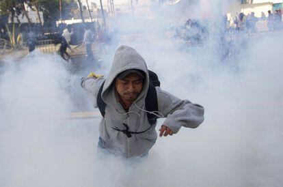 La policía usó pelotas de goma y gases lacrimógenos para disolver a los manifestantes.