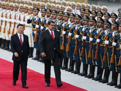 Nicolás Maduro, junto a Xi Jinping, durante la ceremonia de bienvenida, en Pekín el pasado septiembre.