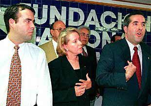 Jorge Mas Santos (derecha) junto a su madre, Inma, y su hermano José, en una conferencia de prensa en Miami.