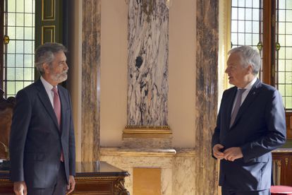El presidente del Consejo General del Poder Judicial, Carlos Lesmes (a la izquierda), y el comisario europeo de Justicia, Didier Reynders, este viernes en Madrid.