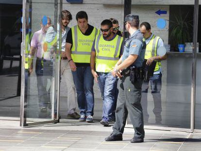 Agents de la Guàrdia Civil surten de l'Ajuntament de Sant Cugat en l'operació anticorrupció del passat 29 d'agost.