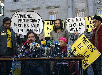 Miembros de Los Hijos de Don Quijote y de la Asamblea pro derecho a la vivienda, ayer, en Barcelona.