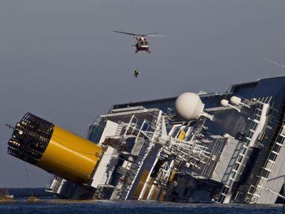 Un helicóptero sobrevuela el 'Costa Concordia'.