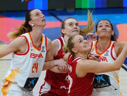 Laura Gil y Laia Palau pelean un rebote ante las defensoras rusas.