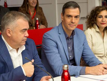 Santos Cerdán, secretario de organización, Pedro Sánchez, secretario general y María Jesús Montero, vicesecretaria general, este sábado durante el comité federal del PSOE.