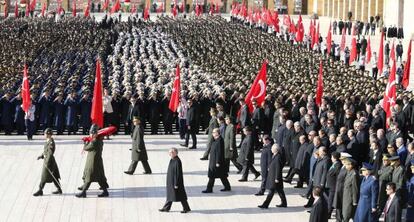 El presidente de Turquía, Recep Tayyip Erdogan; el primer ministro, Ahmet Davutoglu, y el jefe de la oposición, Kemal Kiliçdaroglu, en la ceremonia de conmemoración del fundador de la República, Mustafa Kemal Atatürk, en el 77º aniversario de su muerte.