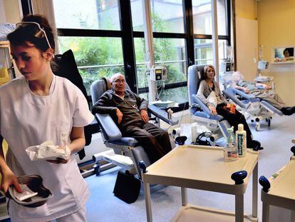 Pacientes recibiendo quimioterapia en Lille (Francia).