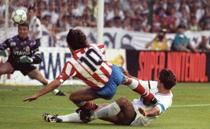 Futre marca ante Chendo y Buyo el segundo gol de la final de la Copa del Rey de 1992, que el Atlético ganó 2-0 al Madrid en el Bernabéu