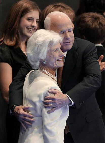 John McCain, con su madre, Roberta.