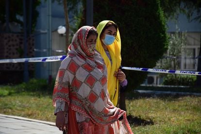 Refugiadas afganas, a su llegada a Tirana, el pasado agosto. 