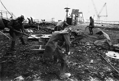 Varios 'liquidadores' retiran escombros en los alrededores de la central de Chernóbil, tras el accidente del 26 de abril de 1986.