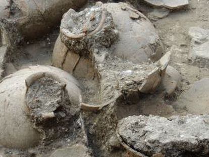 Ánforas de vino con 3.700 años de antigüedad encontradas en Nahariya (Israel).