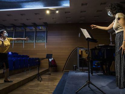 Susana Cordón, catedrática de canto, dando clase el jueves a Violeta Siesto (dcha.), alumna de tercero en la Escuela Superior de Canto de Madrid.