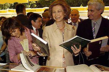 La  Reina y la ministra de Cultura, Carmen Calvo (izq.), durante la inauguración de la LXV edición de la Feria del Libro de Madrid.