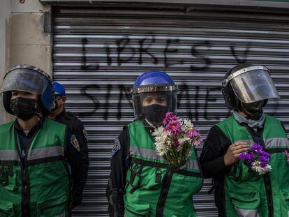 Los colectivos feministas obsequiaron flores a las mujeres policías que custodiaban el contingente. 