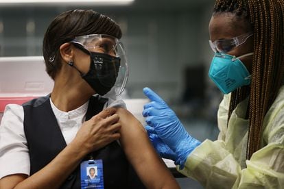 Una empleada de Aeroméxico recibe una vacuna Pfizer en el Aeropuerto Internacional de Miami, en mayo de 2021.