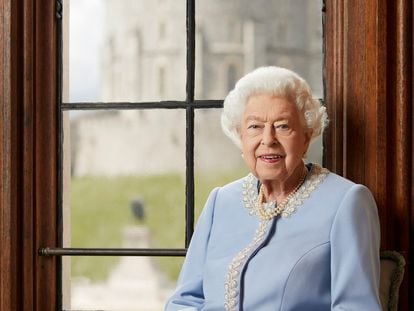 El nuevo retrato de Isabel II con motivo del Jubileo de Platino, donde posa frente al castillo de Windsor, difundido el 1 de junio de 2022.