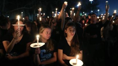 Estudiantes y familiares siguen una vigilia en Parkland por las víctimas del tiroteo en febrero de 2018.