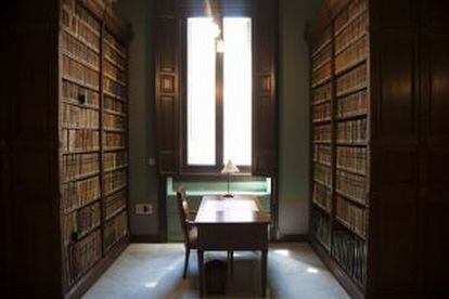 Numerosas bibliotecas jalonan el interior del palacio madrileño, con rincones donde la intimidad invita al estudio.