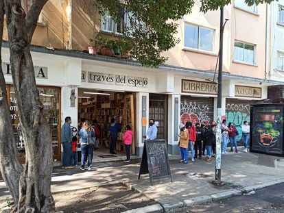 Clientes esperan su turno en la librería A Través del Espejo en Ciudad de México.