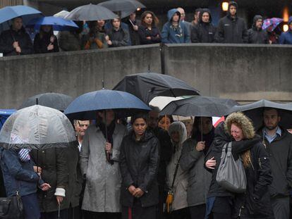 Asistentes al minuto de silencio en homenaje a las víctimas del doble atentado en el London Bridge y Borough Market, cerca del lugar donde se cometieron los ataques.
