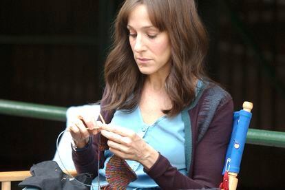 BROOKLYN, NY - NOVEMBER 5:  (ITALY OUT, NY DAILY NEWS OUT, NY NEWSDAY OUT)  Actress Sarah Jessica Parker knits during the filming of her new movie "Spinning Into Butter", at Brooklyn College November 5, 2005 in the Broolkyn Borough of New York City.  (Photo by Arnaldo Magnani/Gety Images)