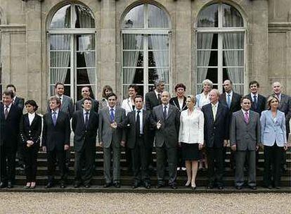 El presidente francés, Nicolas Sarkozy, en el centro, posa con su recién nombrado Gobierno en el palacio del Elíseo.