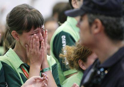 Una voluntaria llora de emoción durante la despedida del papa Benedicto XVI a los voluntarios.