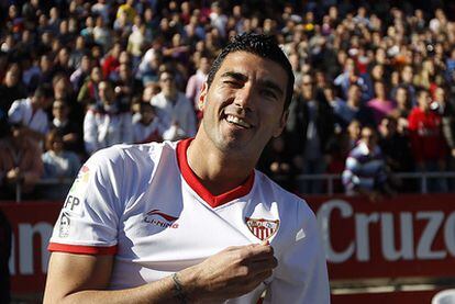 Reyes posa con la camiseta del Sevilla durante su presentación en el Pizjuán.