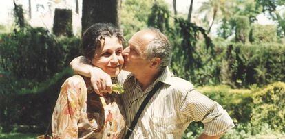 La difunta esposa de Antonio López, María Moreno, junto al pintor en 1994.