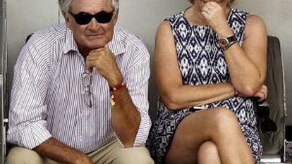 Esperanza Aguirre, y su esposo, Fernando Ramírez de Haro, en un partido de la Copa Davis el día 14 en la Caja Mágica.