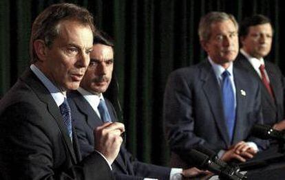 El primer ministro británico Tony Blair, el español José María Aznar, el presidente de Estados Unidos George Bush y el portugués José Durao Barroso, durante la rueda de prensa tras la cumbre de las Azores, el 16 de marzo 2003.