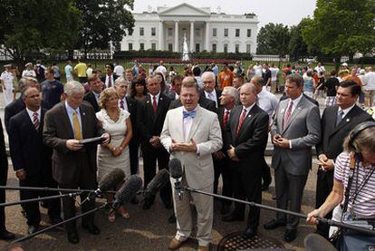 El republicano Rick Crawford solicita a Obama un plan detallado para reducir el déficit, ayer ante la Casa Blanca.