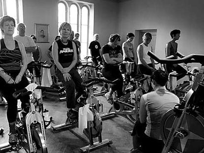 Un grupo de personas de mediana edad, en un gimnasio de Gotemburgo (Suecia).