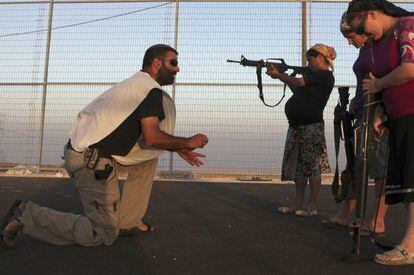 Colonas israel&iacute;es entrenan en una pista de baloncesto en el asentamiento jud&iacute;o Pnei Kedem, en septiembre de 2011.