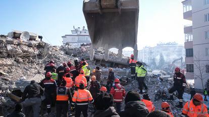 Equipos de rescate, bomberos y voluntarios trabajan para intentar rescatar a una persona atrapada en las ruinas de un edificio en Elbistán (Turquía), el pasado nueve de febrero.