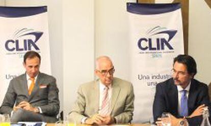 Massimo Brancaleoni, director general de Costa Cruceros, junto a los directivos de CLIA Espa&ntilde;a, Emiliano Gonz&aacute;lez y Alfredo Serrano.