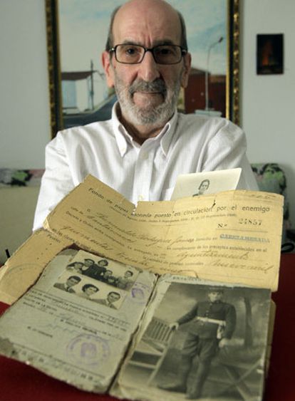 Roberto Rodríguez muestra el documento del dinero confiscado y una foto de su familia.