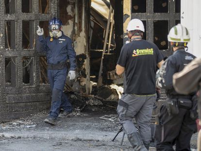 Un agente de la policía científica de Madrid da instrucciones a los trabajadores de la empresa de ingeniería forense HEFEST, en la discoteca Teatre y Fonda Milagros, el pasado octubre.