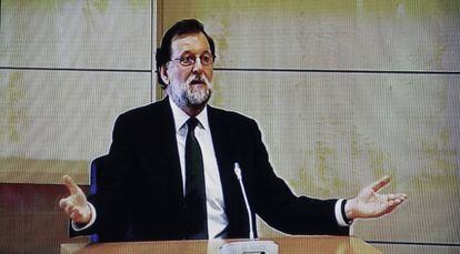 Imagen del monitor de la sala de prensa de la Audiencia Nacional de San Fernando de Henares del presidente del Gobierno, Mariano Rajoy.