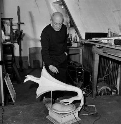 'Picasso amb l'objecte surrealista Jamais', d'Óscar Domínguez, a París, 1947.