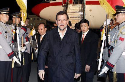 El presidente del Gobierno, Mariano Rajoy, desciende del avión a su llegada hoy a Seúl para asistir a la Cumbre de Seguridad Nuclear que se celebra en la capital surcoreana.