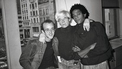 Keith Haring, Andy Warhol et Jean Michel dans le studio de Warhol au 860 Broadway le 23 avril 1984.