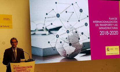 El ministro de Fomento, Íñigo de la Serna, en la presentación del Plan
de Internacionalización del Transporte y las Infraestructuras 2018-2020.