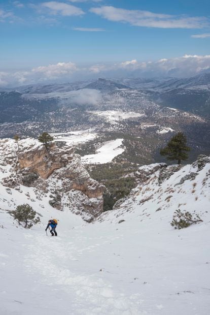 Un montañista en una de las laderas del pico de La Sagra (Granada).