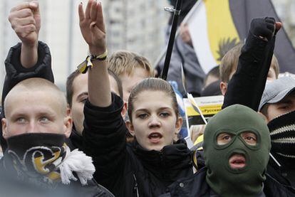 Manifestantes nacionalistas hacen el saludo nazi en la <i>marcha rusa,</i> ayer en Moscú.