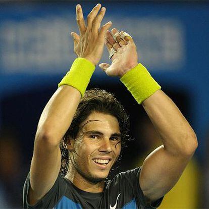 Rafa Nadal aplaude al público tras su victoria en Melbourne.