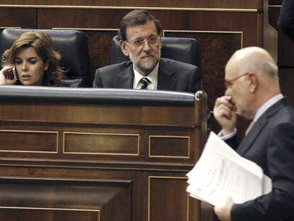 Rajoy y Santamaría, tras Durán, que se dirige al atril del Congreso.